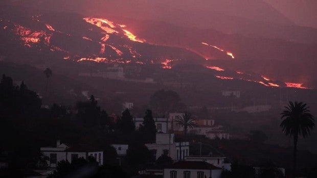 La nueva colada, abocada a formar una segunda fajana, se encuentra a 300 metros del mar