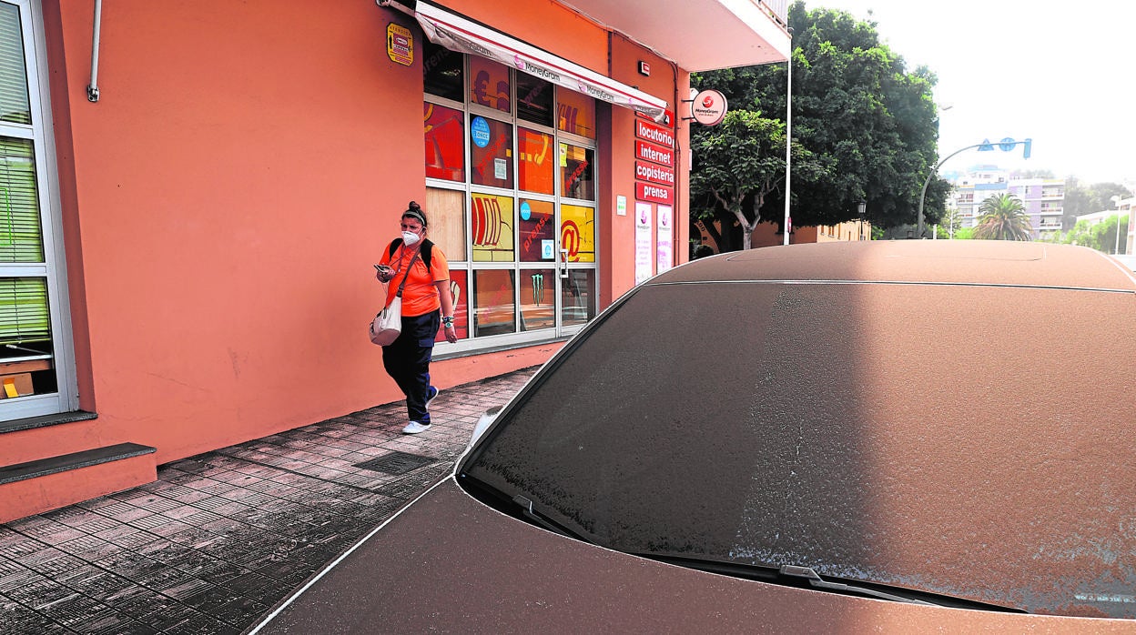 Un mes después del inicio de la erupción, las cenizas del volcán cubren calles y coches