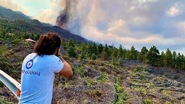 El turismo volcánico inunda La Palma: «Hemos pasado de 30 a unos 800 viajeros a la semana»