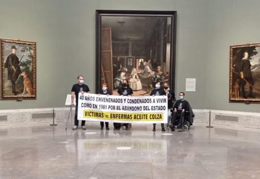 El grupo de afectados por el envenenamiento del aceite de colza que se ha encerrado en el Museo del Prado