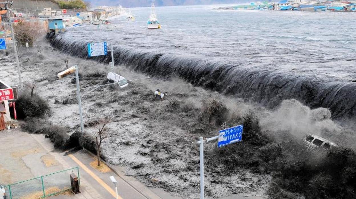 Imagen del destructivo tsunami que azotó las costas japonesas en 2011
