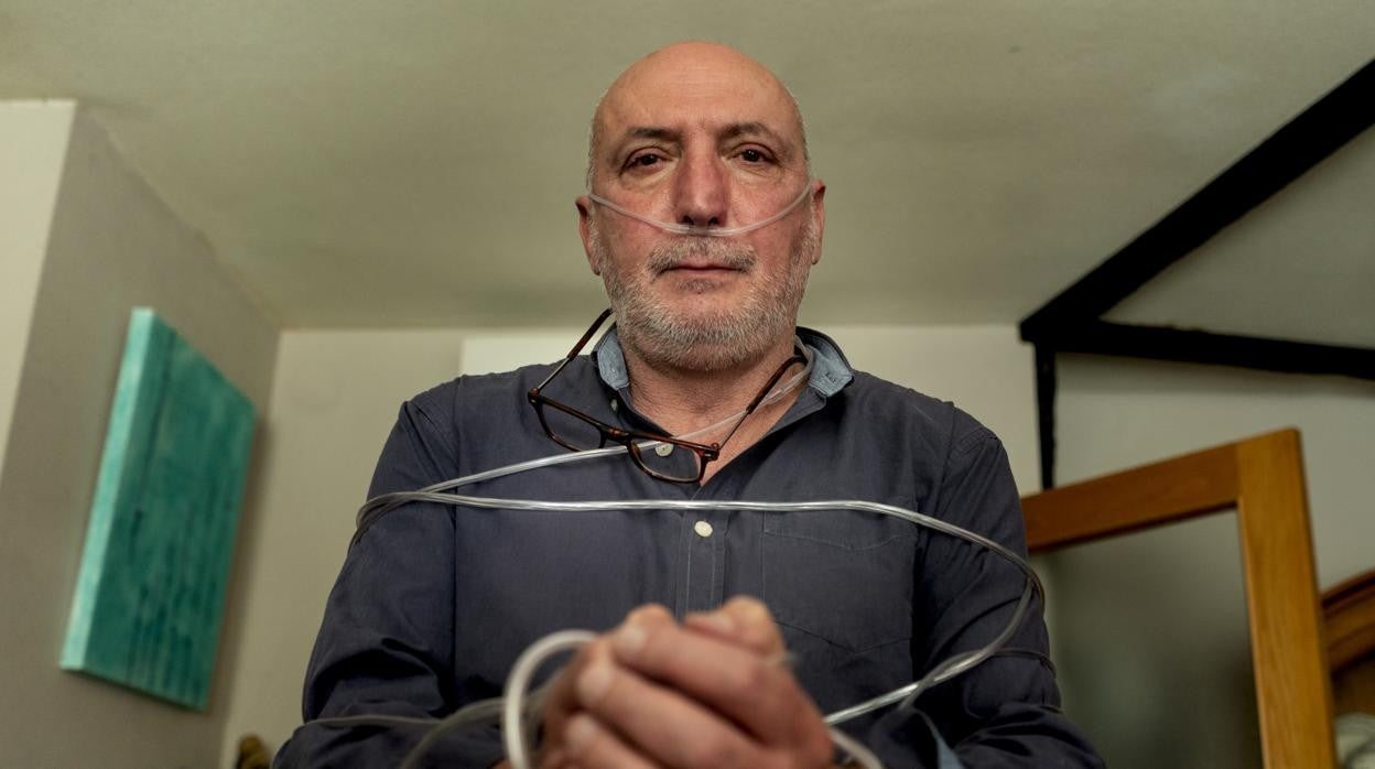 Carlos Serrano con el cable de su máquina de oxígeno