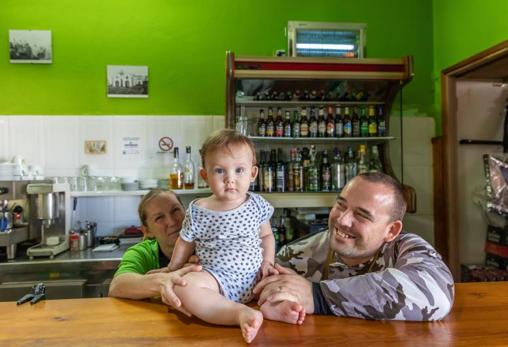 Las dos caras de la isla de La Palma: «Sabemos que el volcán está porque lo vemos en la tele»