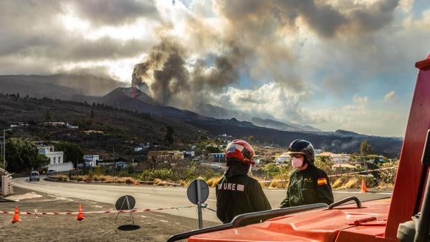 Los militares que luchan por evitar que la isla de La Palma se 'envenene' con los gases del volcán