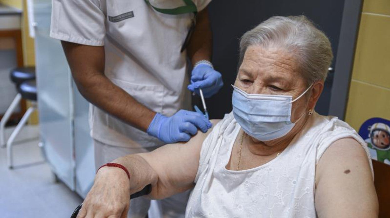 En España los mayores están recibiendo ya el tercer pinchazo de la vacuna contra el coronavirus