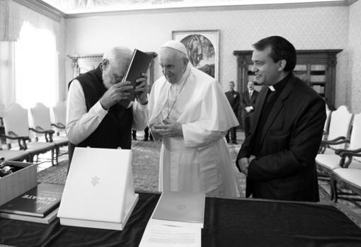 Gesto de respeto del presidente Modi al recibir las dos encíclicas del Papa