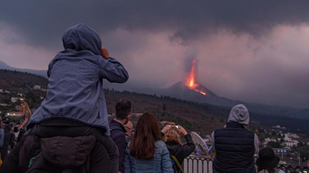 El volcán de Cumbre Vieja se ha convertido este puente en un atractivo turístico