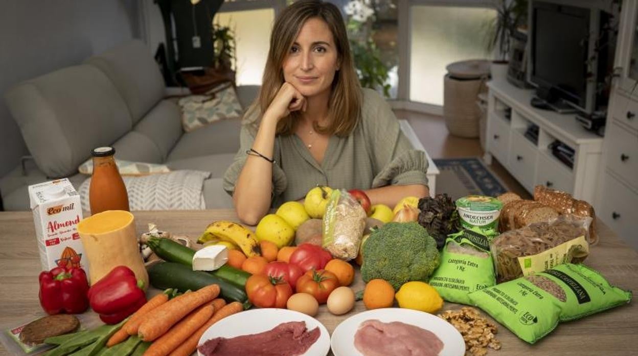 Isabel Miranda posa con todos los alimentos que consumirá durante una semana de régimen flexitariano
