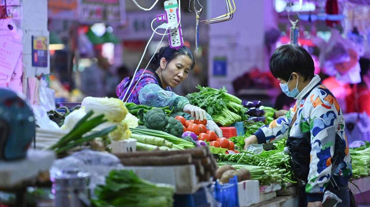 Mujer comprando en un mercado en China