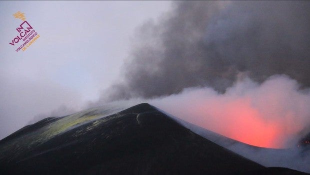 La aparición de azufre elemental apunta a «un cambio claro en la dinámica de la erupción» del volcán