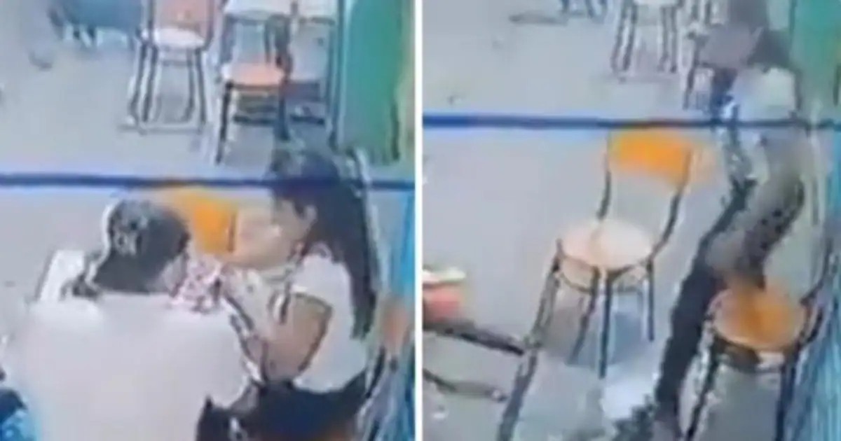 Un hombre golpea a su novia en una terraza y ella le noquea con puñetazos y una silla