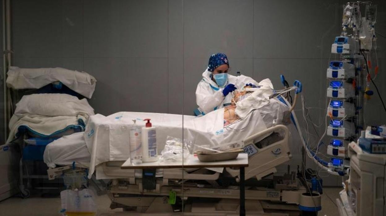 Una enfermera trabaja en el Hospital Enfermera Zendal de Madrid