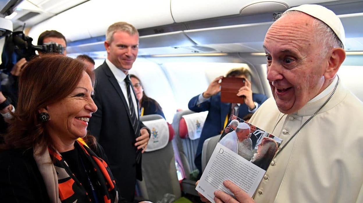 Alazraki con el papa Francisco durante un viaje a Colombia en 2017