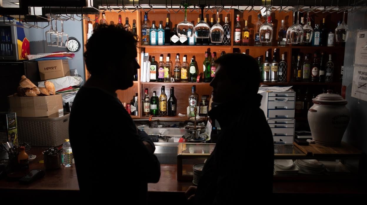 Enrique (nombre ficticio) y Diego, frente a la barra de un bar