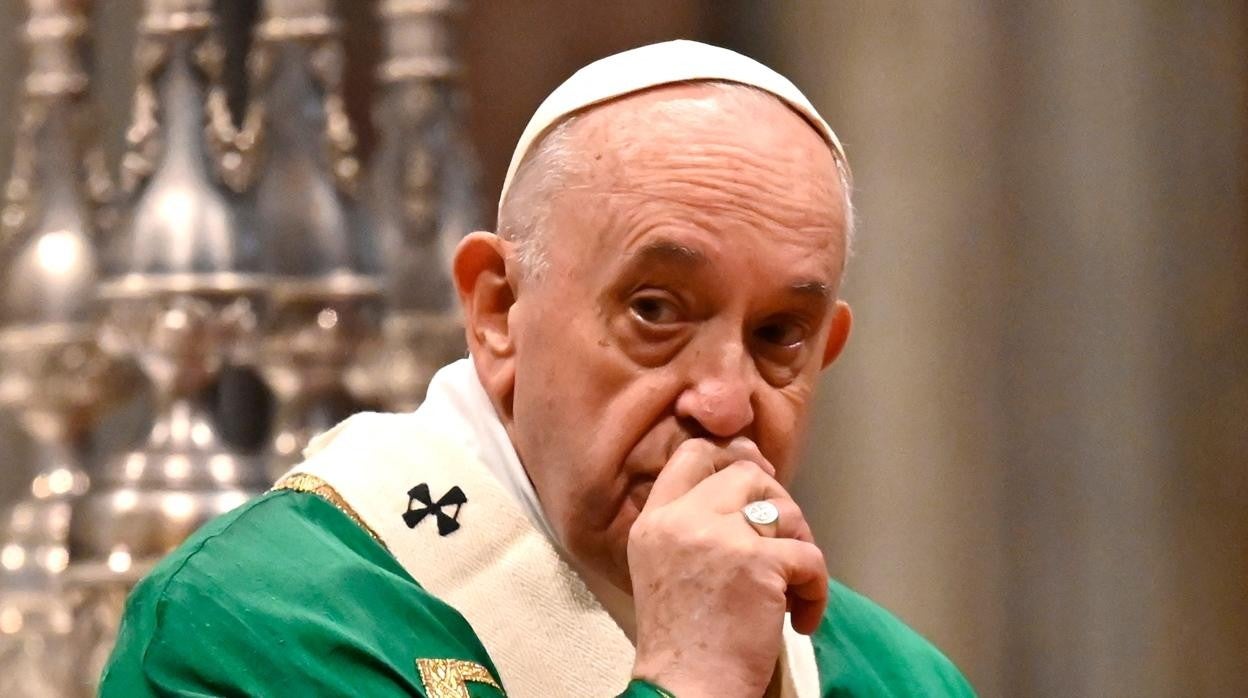 El Papa Francisco mira durante la misa que marca la Jornada Mundial de los Pobres de la Iglesia Católica Romana, en la Basílica de San Pedro en el Vaticano