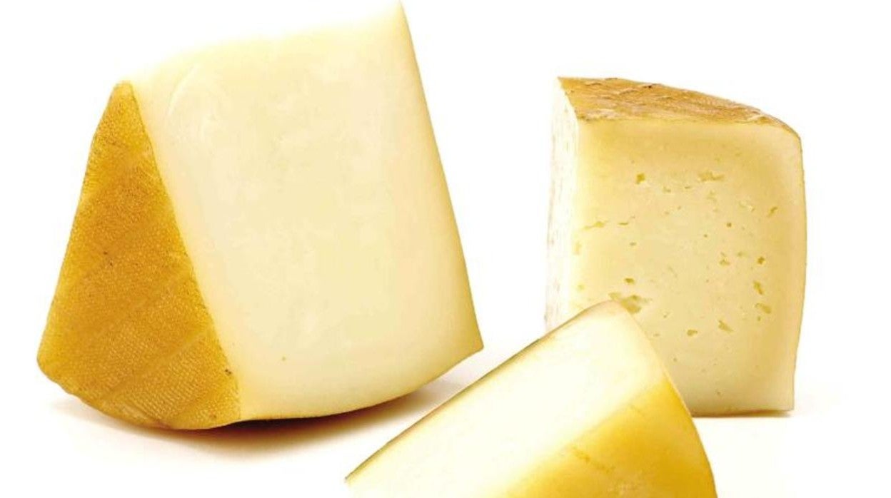 Algunos alimentos, como el queso manchego de la imagen, pueden consumirse incluso si detectamos moho en ellos