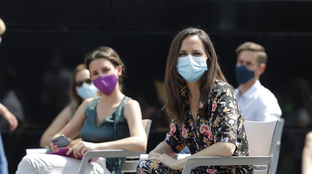 La ministra de Igualdad, Irene Montero, junto con la ministra de Derechos Sociales y Agenda 2030, Ione Belarra