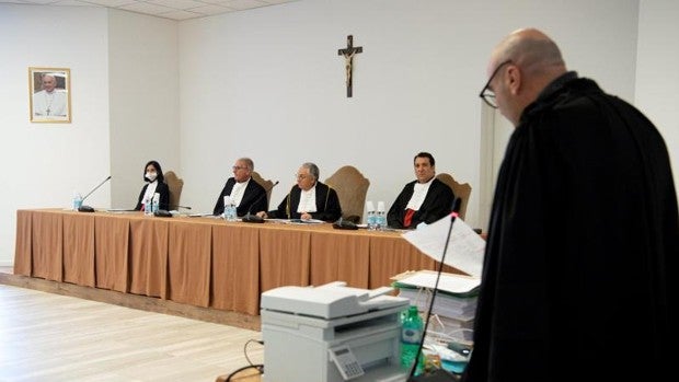 El proceso al cardenal Becciu y otros nueve acusados por desfalco se atasca en el Tribunal del Vaticano