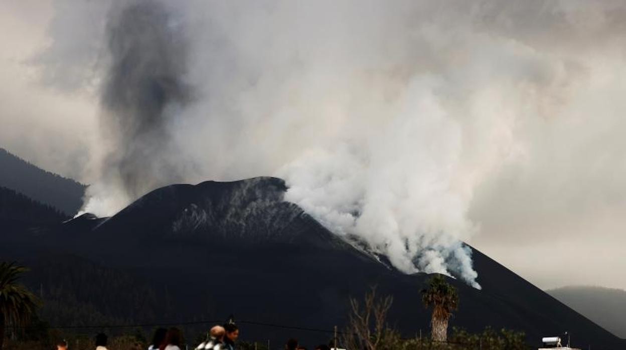 El volcán de La Palma provoca más de 40 terremotos durante la medianoche, superando dos la magnitud 4