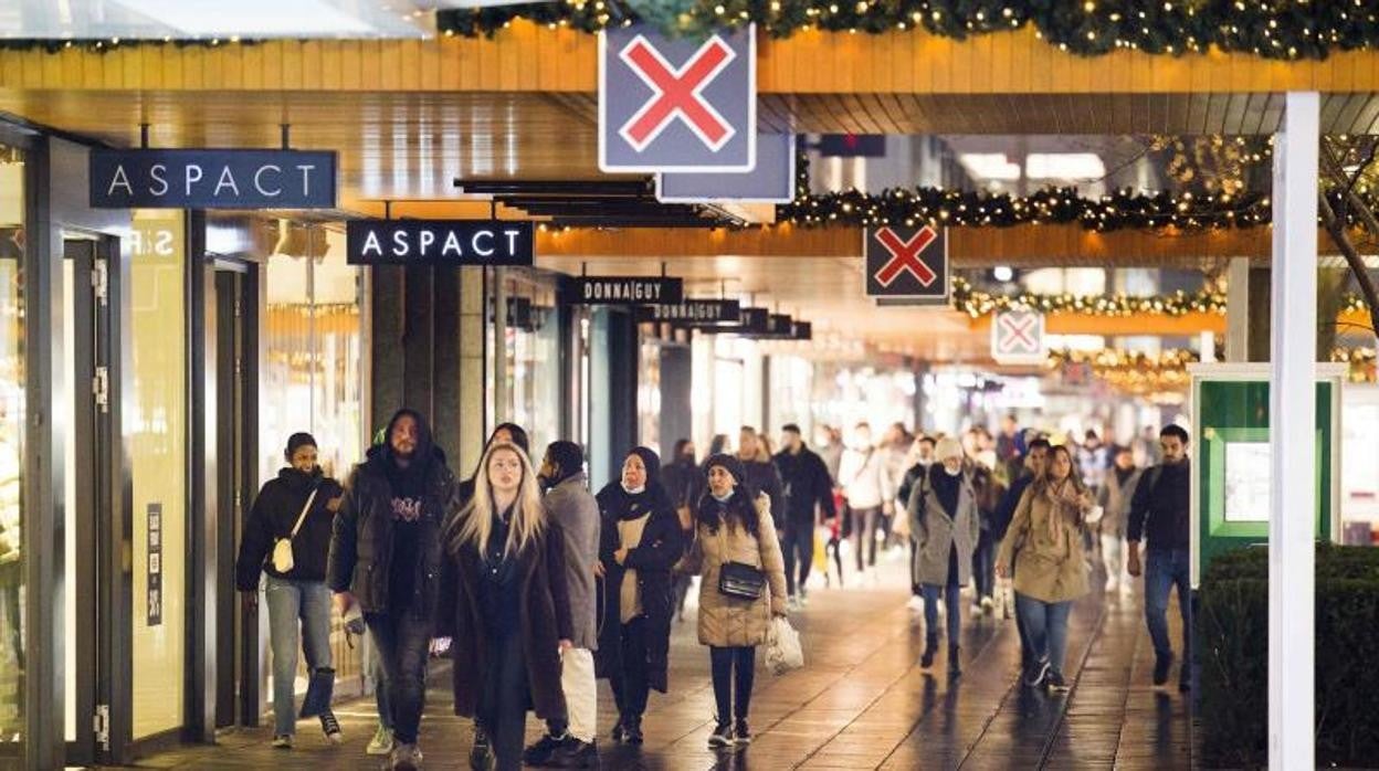 Ciudadanos en Rotterdam , de compras, antes del confinamiento ordenado por el número elevado de casos de Covid