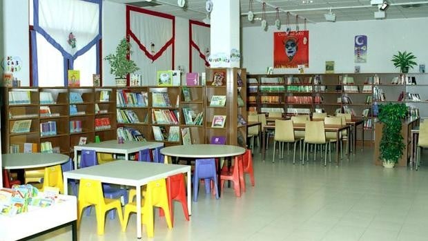 Iceta condiciona la ayuda para la compra de libros en Cataluña a que la mitad sean en español