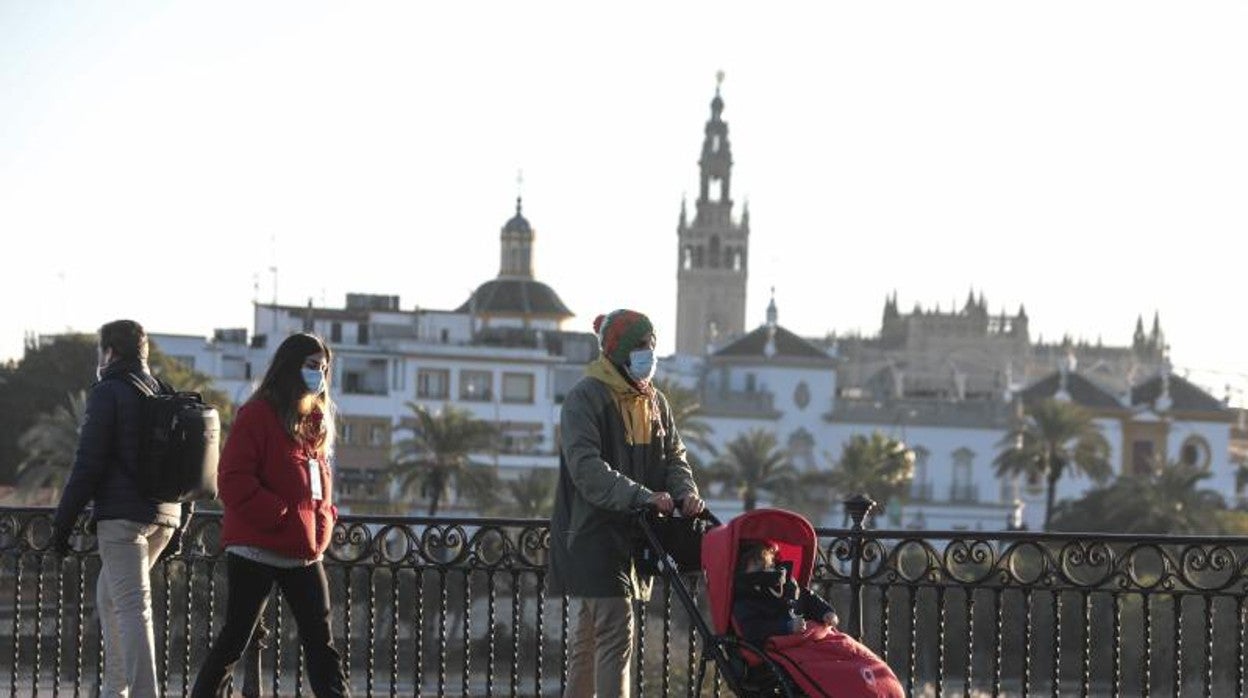 Una familia pasea a bajas temperaturas en Sevilla