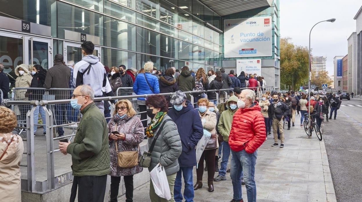 Puntos de vacunación masiva como el WiZink Center, hoy en Madrid, llenos de gente que acudían a recibir la tercera dosis o la segunda de Janssen