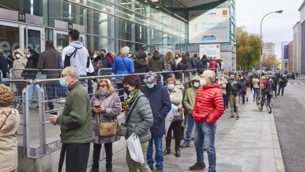 Los vacunódromos se llenan pese al mal tiempo a la caza de la tercera dosis