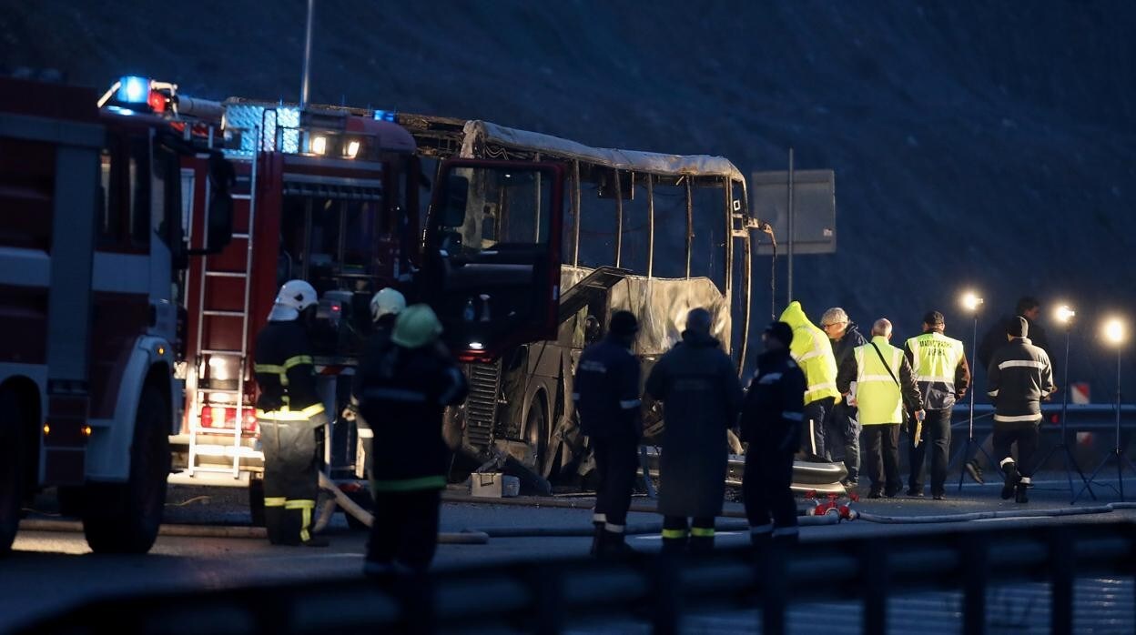 Vista del autobús que se ha incendiado, causando la muerte de al menos 46 personas