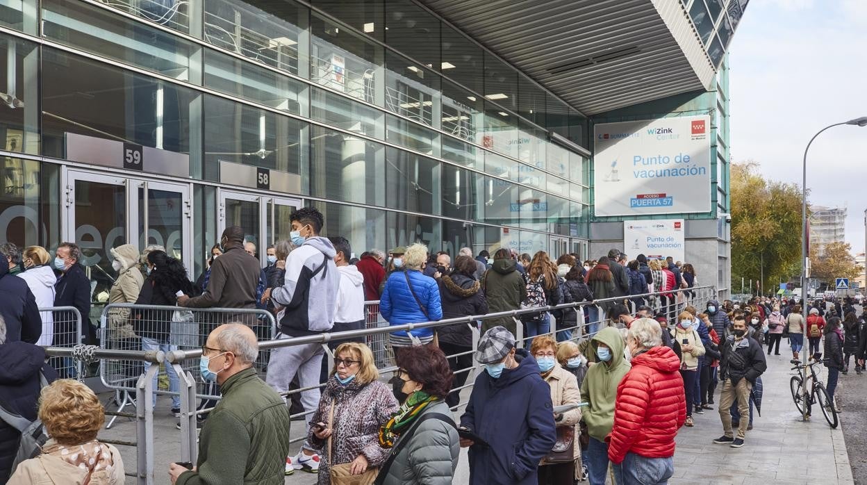 Colas, ayer, en el WiZink Center de Madrid, para recibir la vacuna contra el Covid-19