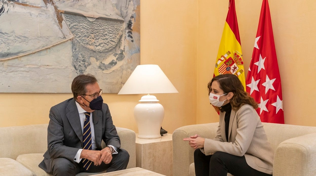 En las imágenes, la presidenta de la Comunidad de Madrid, Isabel Díaz Ayuso, y el director general de la Fundación »la Caixa», Antonio Vila Bertrán, durante la firma del convenio