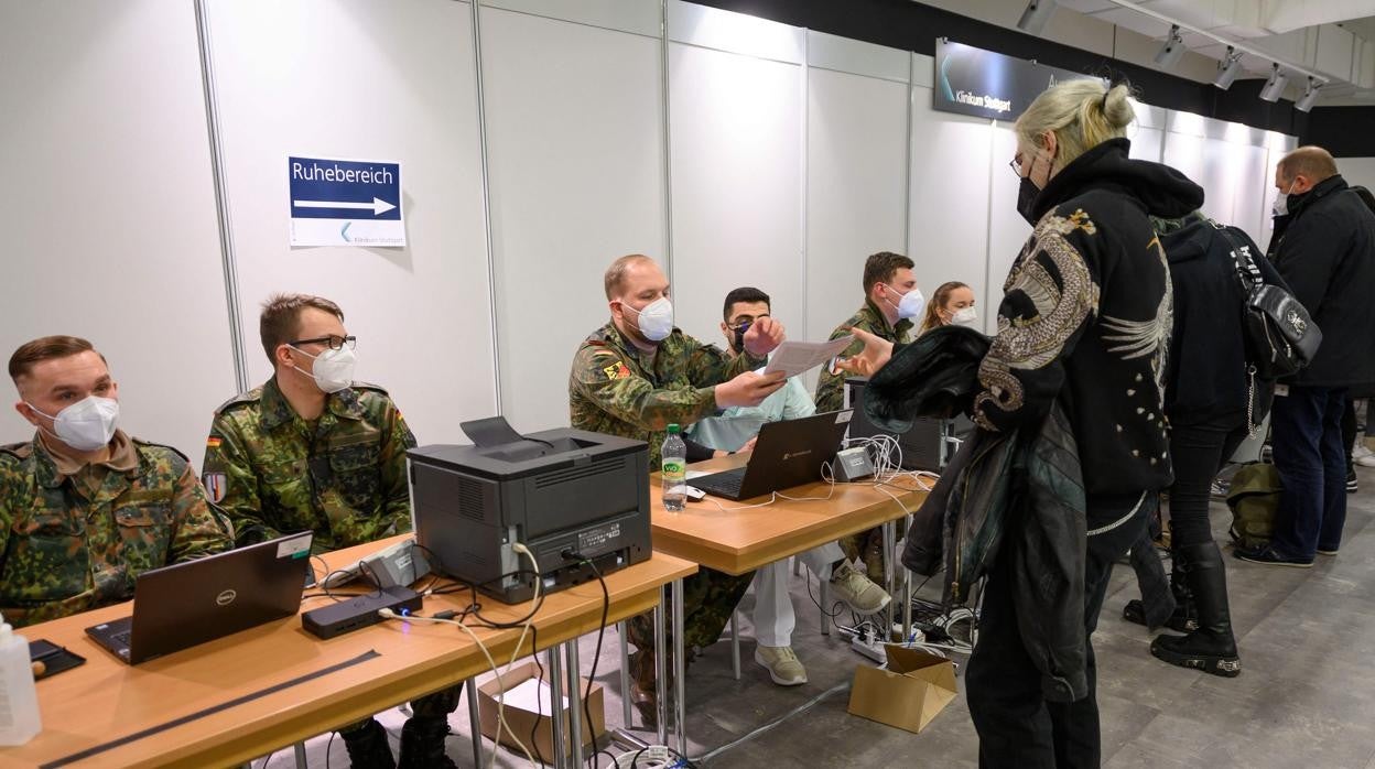 En imagen, aviones del ejército alemán trasladando a pacientes Covid a las ambulancias