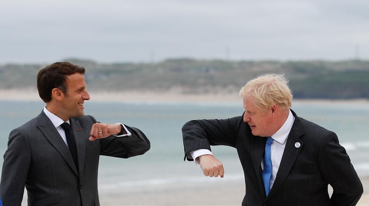 El presidente francés, Emmanuel Macron, junto con el primer ministro británico, Boris Johnson, en la última reunión del G7 en junio de 2021