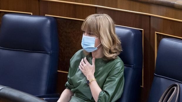 Pilar Alegría acusa al PP de «ir contra el catalán»