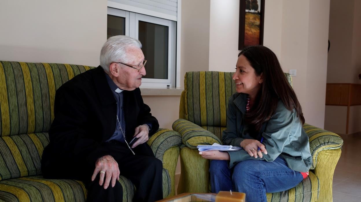 Laura Daniele durante una entrevista al obispo Damián Iguacén fallecido en noviembre del año pasado