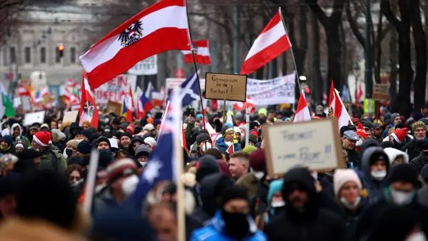Miles de personas protestan contra las restricciones por el Covid-19 en Austria, Alemania y Holanda