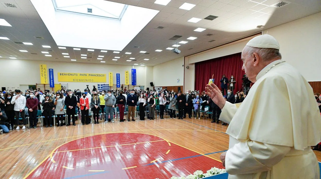 El Papa, durante su encuentro con jóvenes