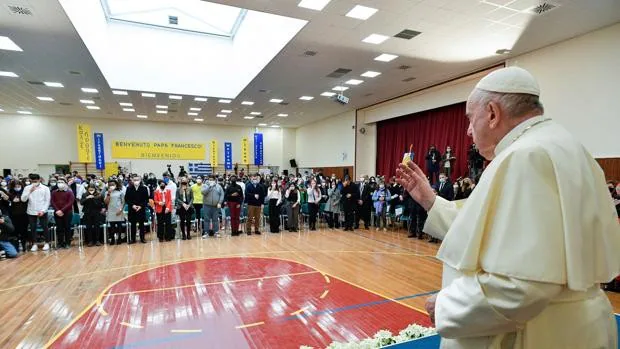El Papa, a los jóvenes en Atenas: «Muchos son de redes sociales pero poco sociales, encerrados en sí mismos»