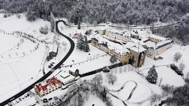 La nieve, la lluvia y el viento en el norte peninsular complican el final del puente de la Constitución