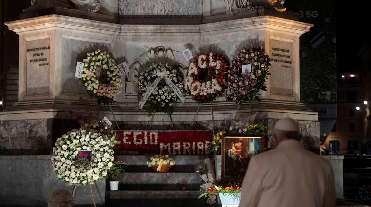 El Papa, duante su ofrenda floral a la Inmaculada