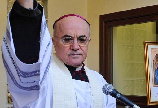 El arzobispo Viganò, partidario de Donald Trump, ha llegado a afirmar que se mata a los infectados para imponer las mascarillas