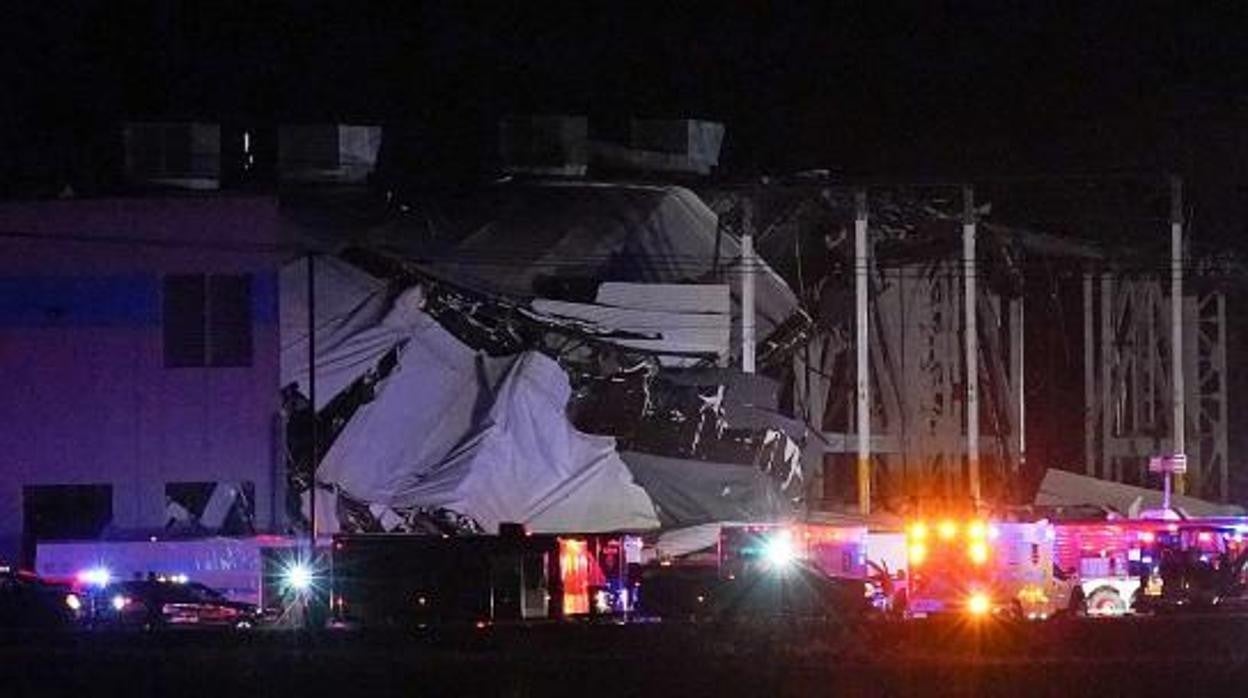 Un tornado deja a docenas de trabajadores atrapados en un almacén de Amazon