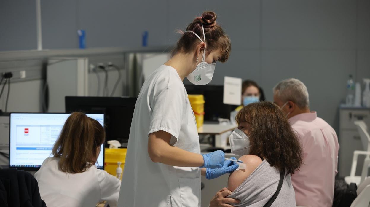 Reino Unico comienza una campaña para acelerar las dosis de refuerzo en mayores de 18