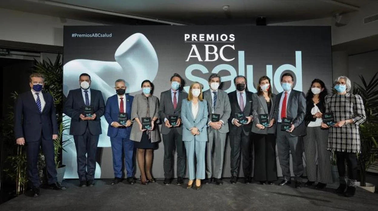 Ana Pastor con los galardonados en la undécima edición de los premios ABC Salud