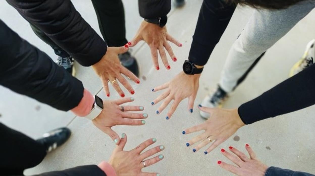 Profesores de un colegio de Lepe acuden a clase con faldas y uñas pintadas en apoyo a un alumno trans