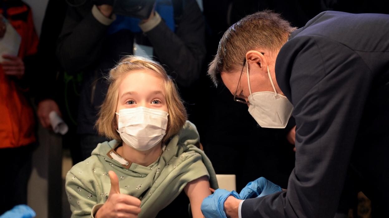 El ministro de Salud, Karl Lauterbach, vacunando a los niños en Alemania