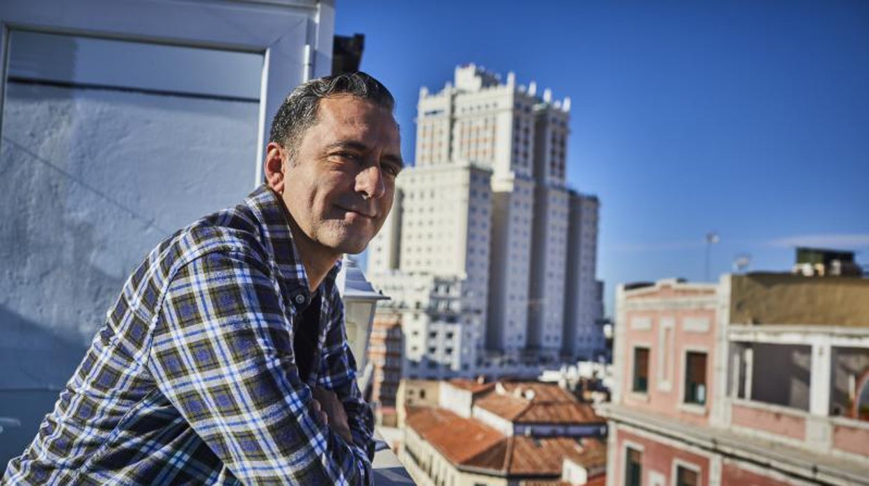 El actor Javier Martín posa en la terraza de su casa, en el centro de Madrid