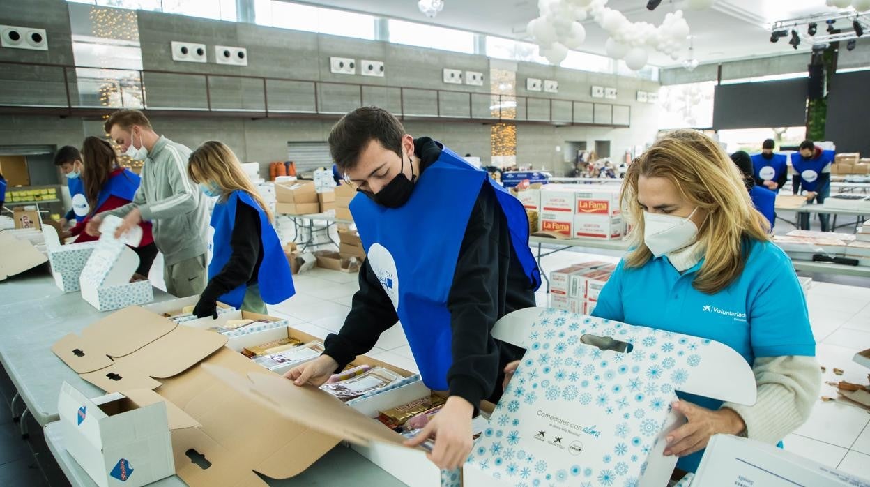 Voluntarios rellenando las cajas para la iniciativa 'Comedores con alma'