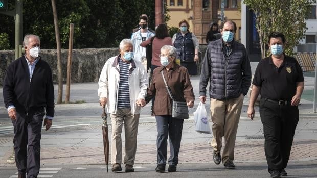 ¿Me tengo que poner la mascarilla si hago deporte? ¿Y en una calle vacía? Todas las dudas sobre su uso