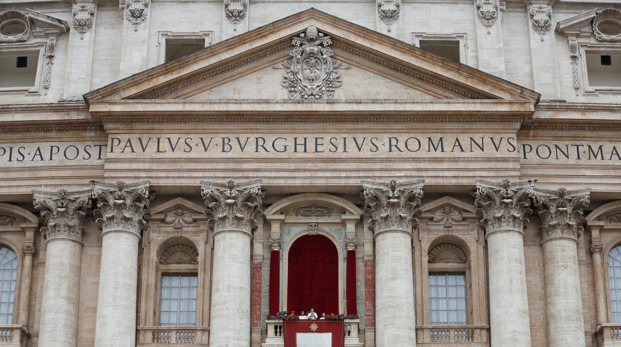 El Papa ofrece su discurso 'Urbi et Orbi' en el balcón central de la basílica de San Pedro, en la Ciudad del Vaticano